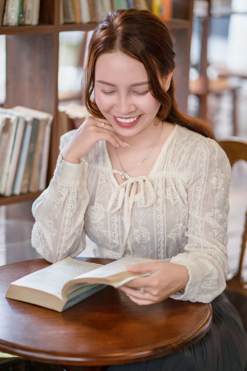 Women together at a Cafés & Books event